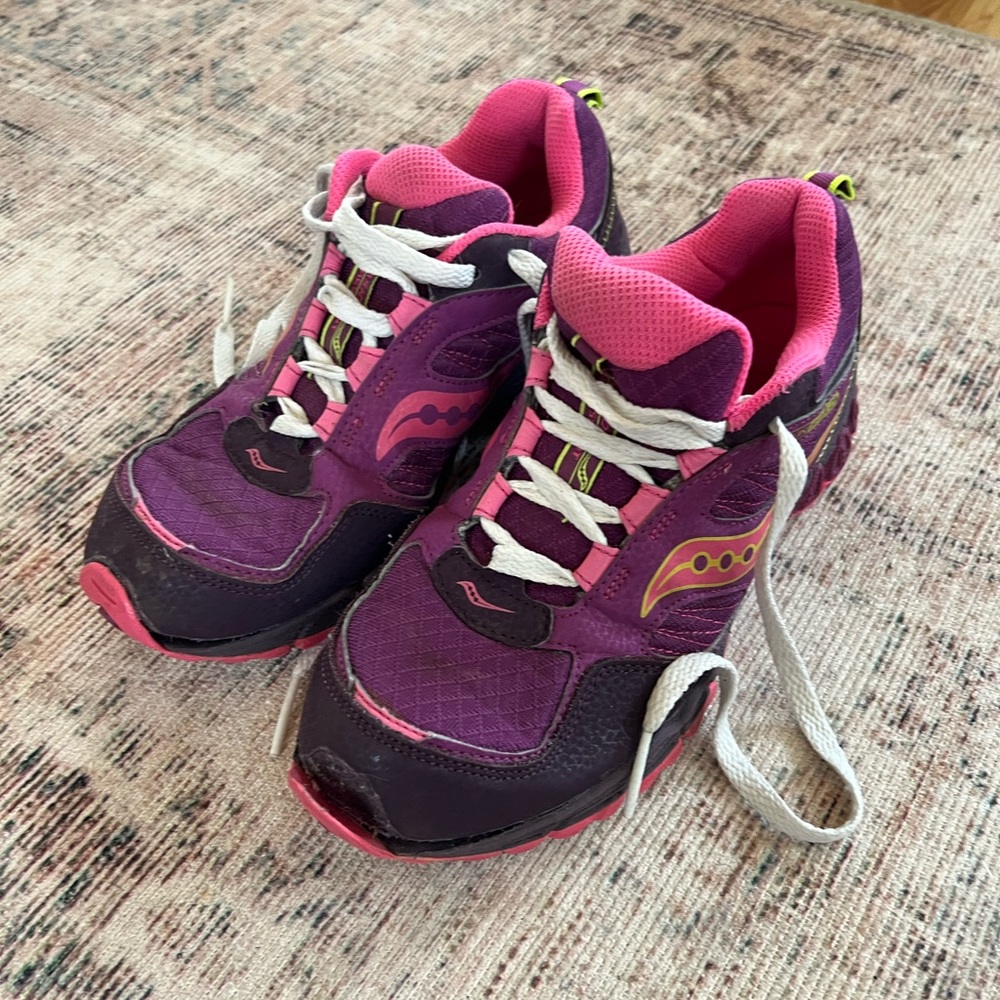 Saucony Peregrine Trail Vibrant Purple and Pink Sneakers